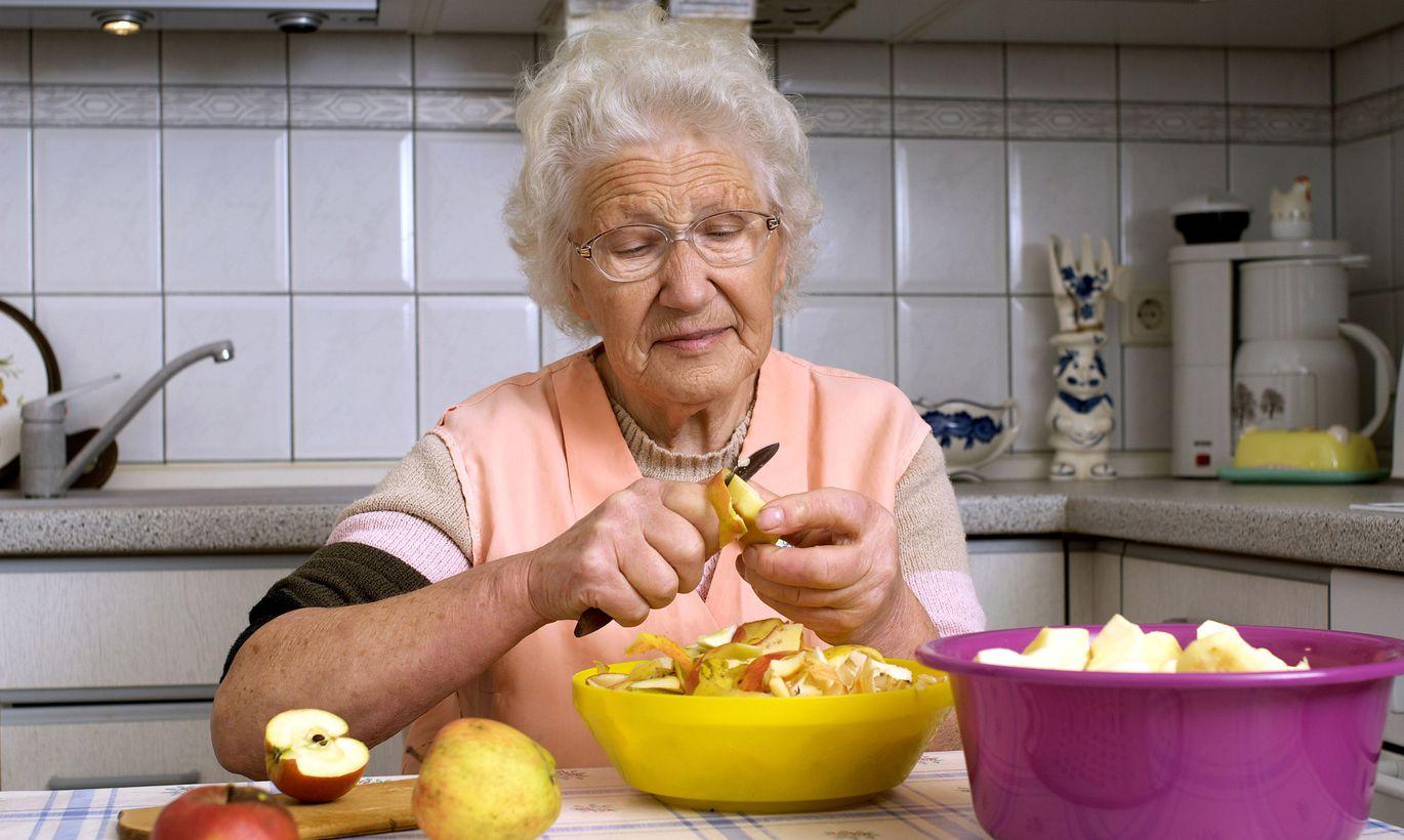 Бабушка готовит