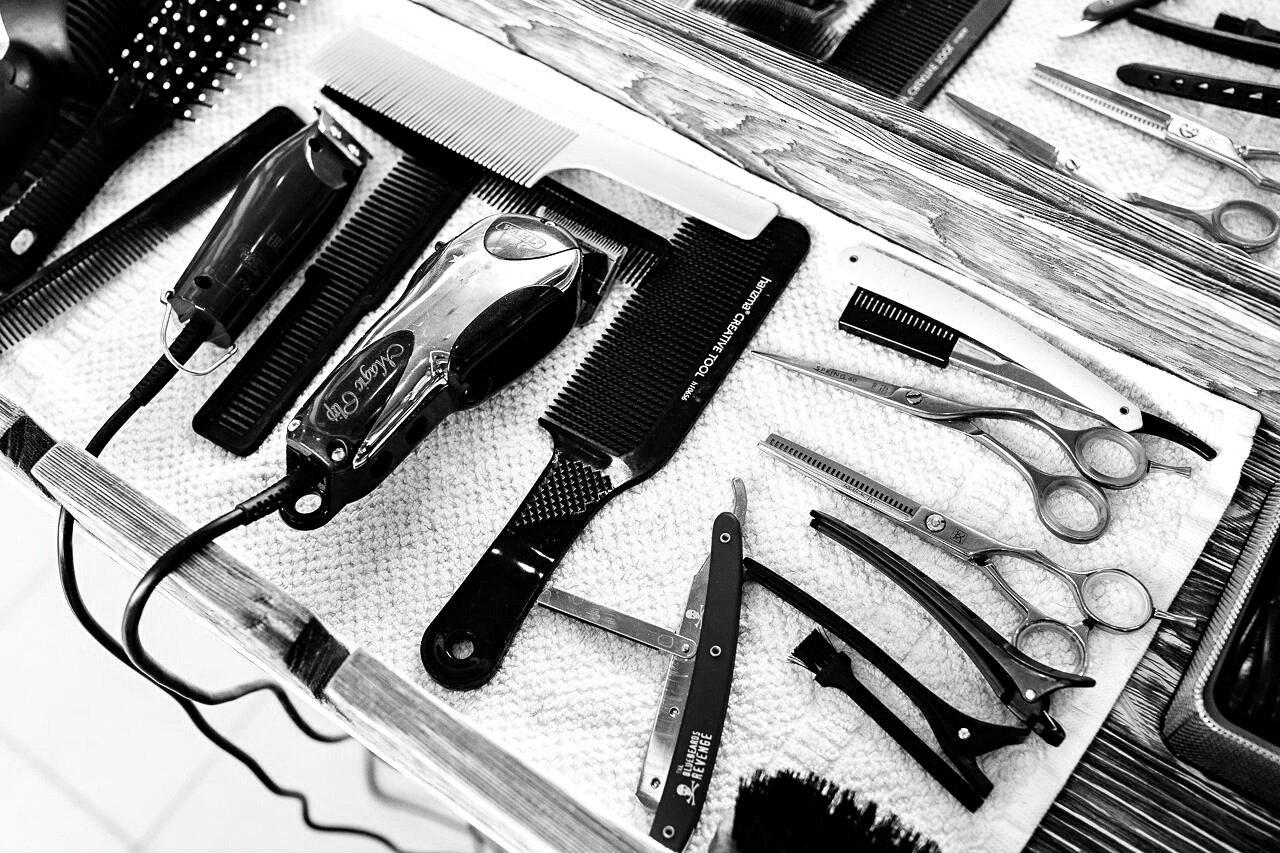 Какие инструменты и оборудование должны быть в парикмахерских и салонах .