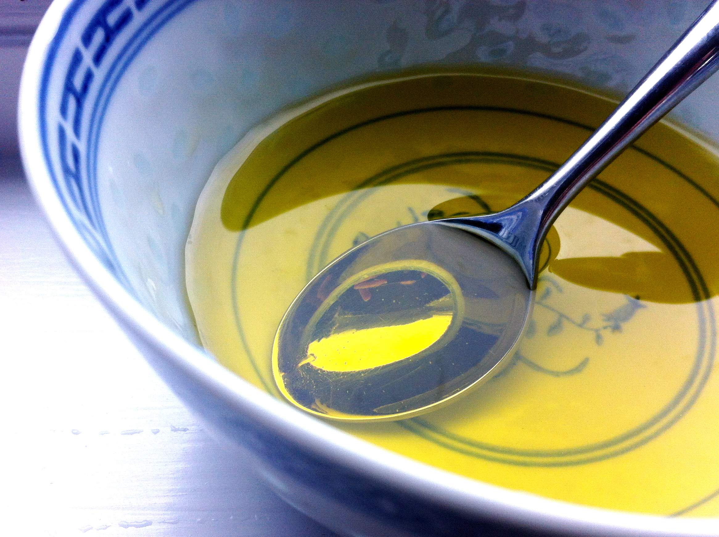 Стол ложка масла. Масло в ложке. Столовая ложка оливкового масла. Масло наливают в ложку. Оливковое масло в столовой ложке.