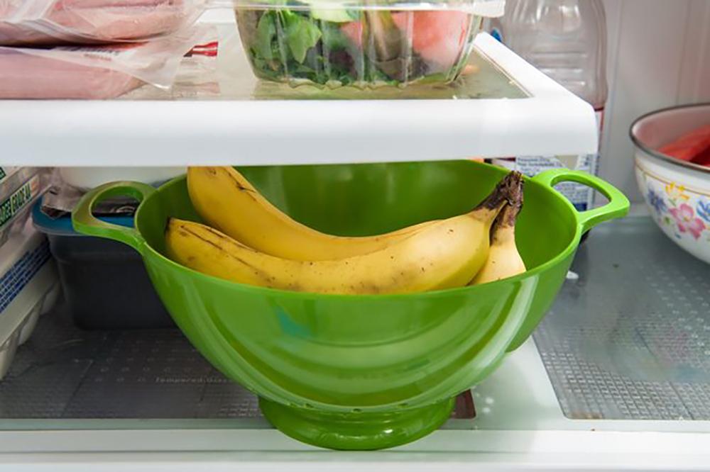 Как сохранить бананы в домашних условиях. Бананы в холодильнике. Бананы темнеют в холодильнике. Хранение бананов в холодильнике. Испорченные бананы.