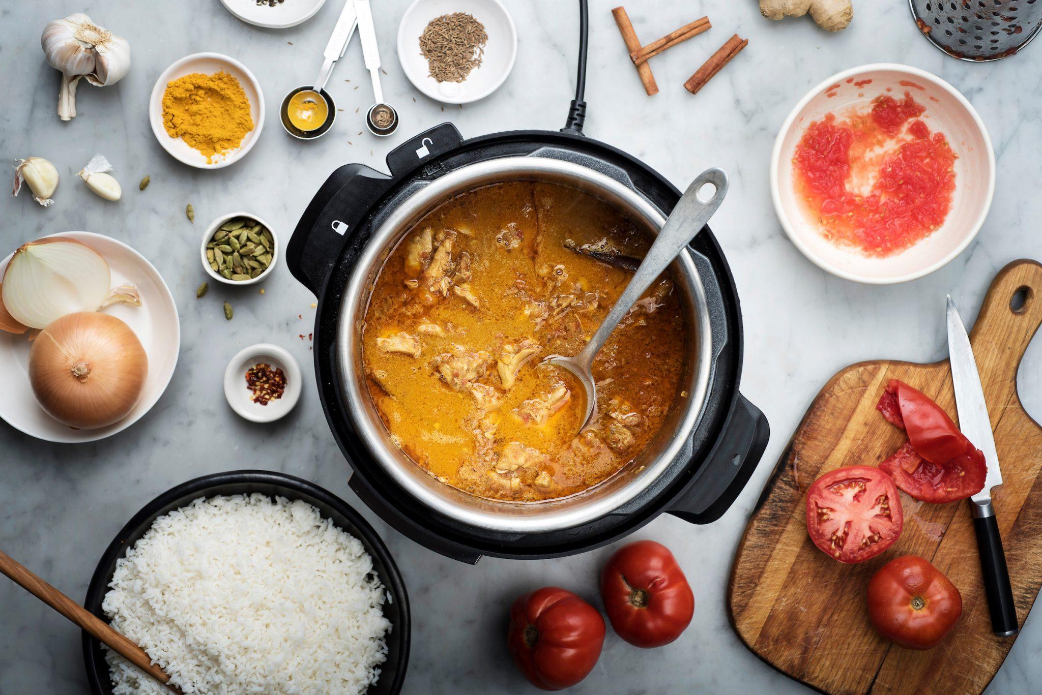 Еда вкусно готовим дома. Кухня еда. готовка пищи. приготовление еды на кухне. кастрюля с едой.