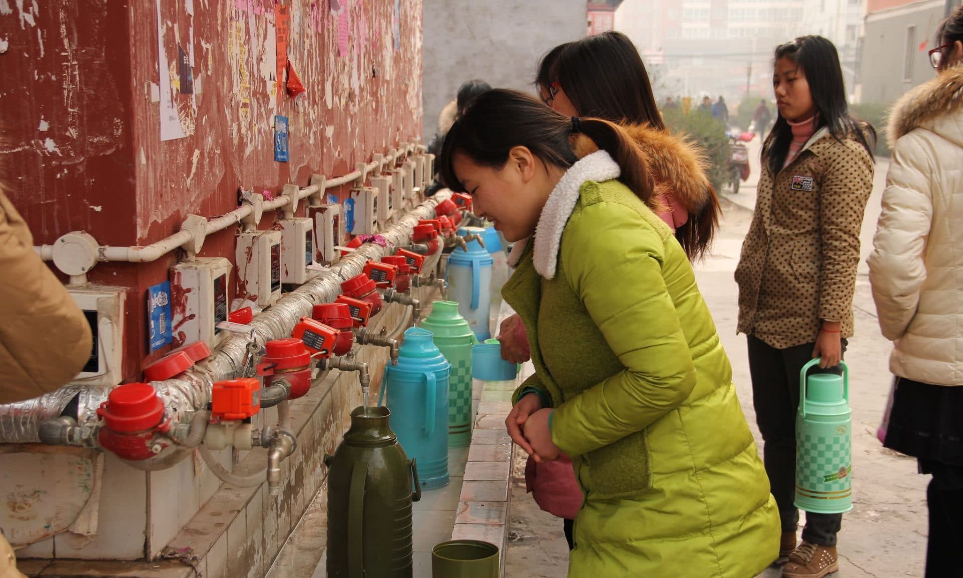 Почему пьют кипяток. Китайцы с термосами. Горячая вода в Китае. Китаец пьет воду. Питье горячей воды в Китае.